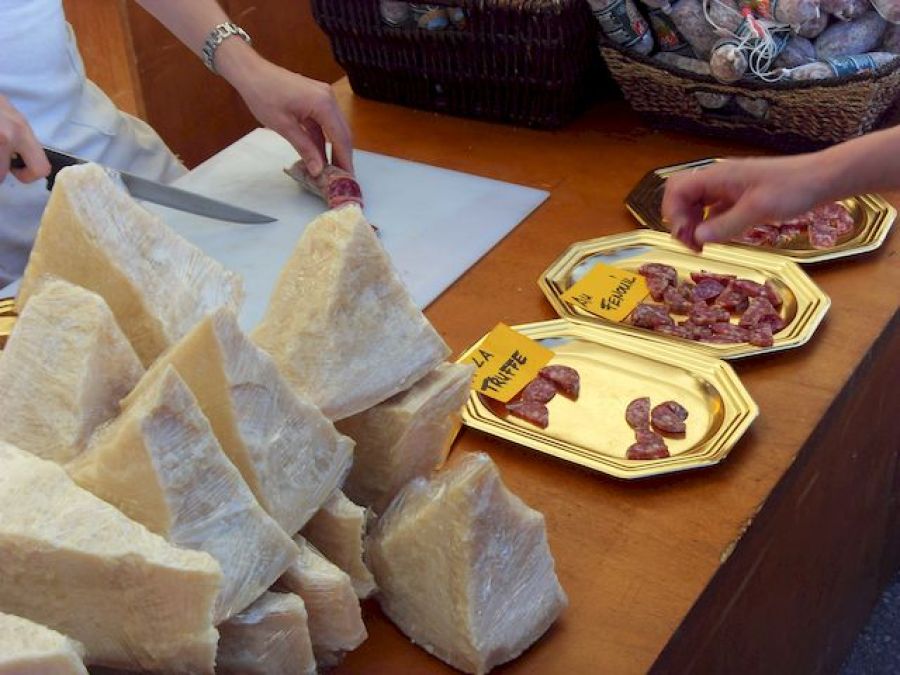 Vente de saucisson et jambon à déguster avec le fromage du Terroir de Marc